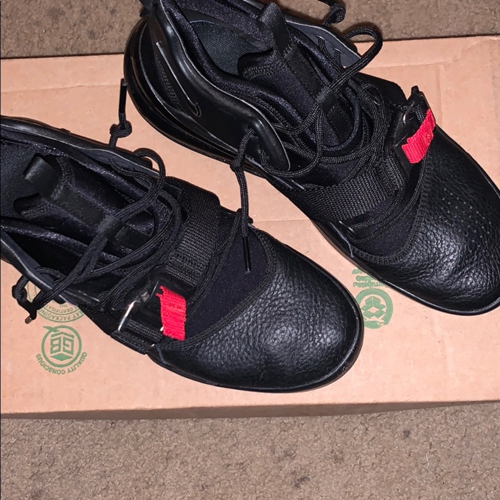 Nike Air Force 270
